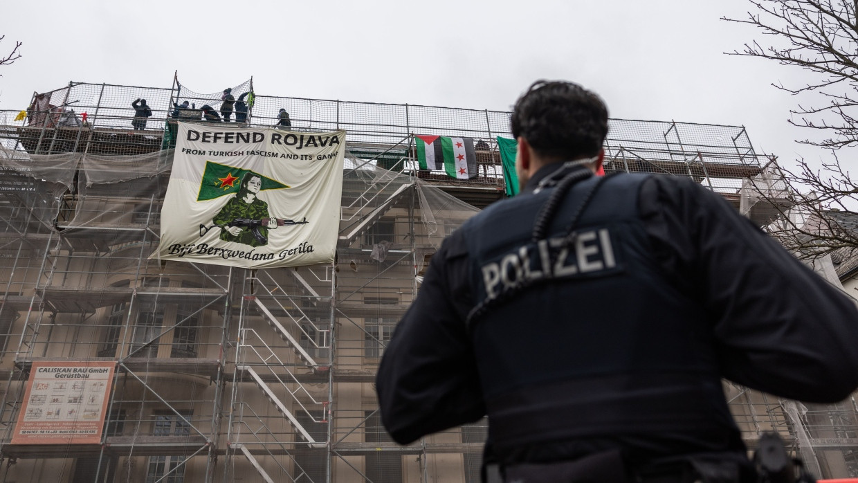 Gefährlicher Protest: Die Hausbesetzer stehen auf dem Dach des ehemaligen türkischen Konsulats. Sie dort herunterholen zu müssen, würde sie und die Polizeibeamten in Gefahr bringen.