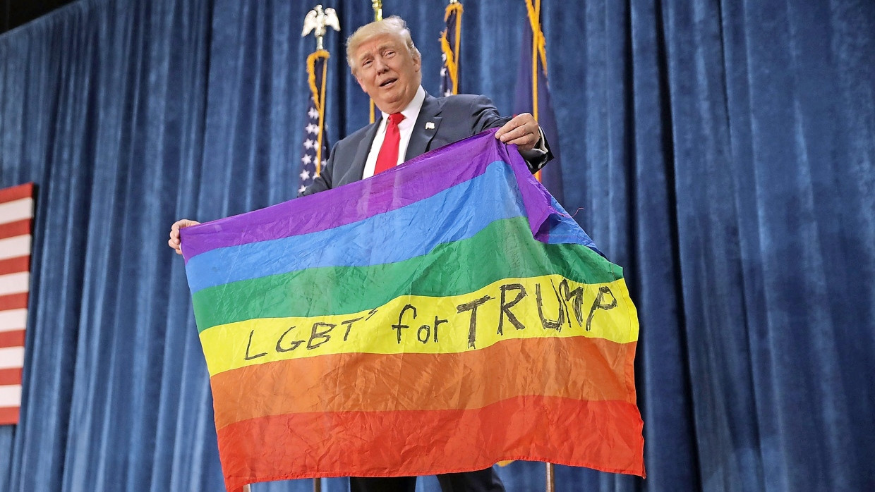 Widersprüchlich: Im Wahlkampf 2016 posierte Donald Trump auch mal mit einer Regenbogenflagge.