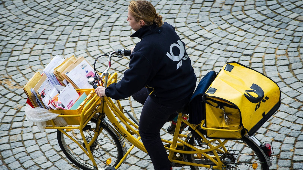 Mehr Zeit für Postboten? Die Post will Briefe künftig etwas langsamer zustellen.