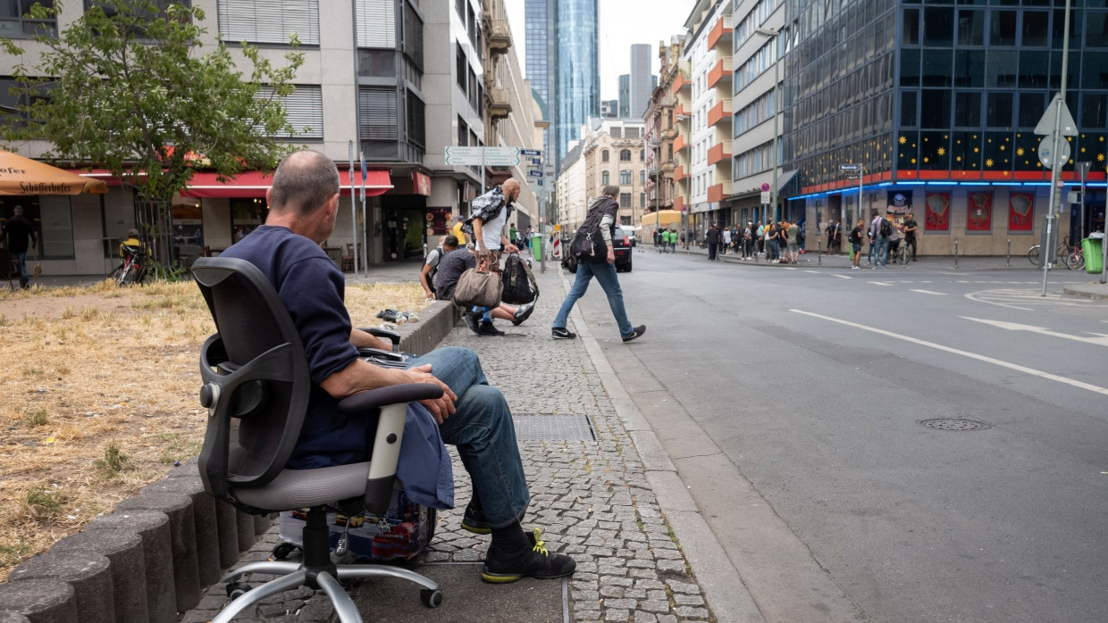 Ungute Atmosphäre: Am Karlsplatz und in der Niddastraße im Frankfurter Bahnhofsviertel halten sich viele Obdachlose und Abhängige auf.