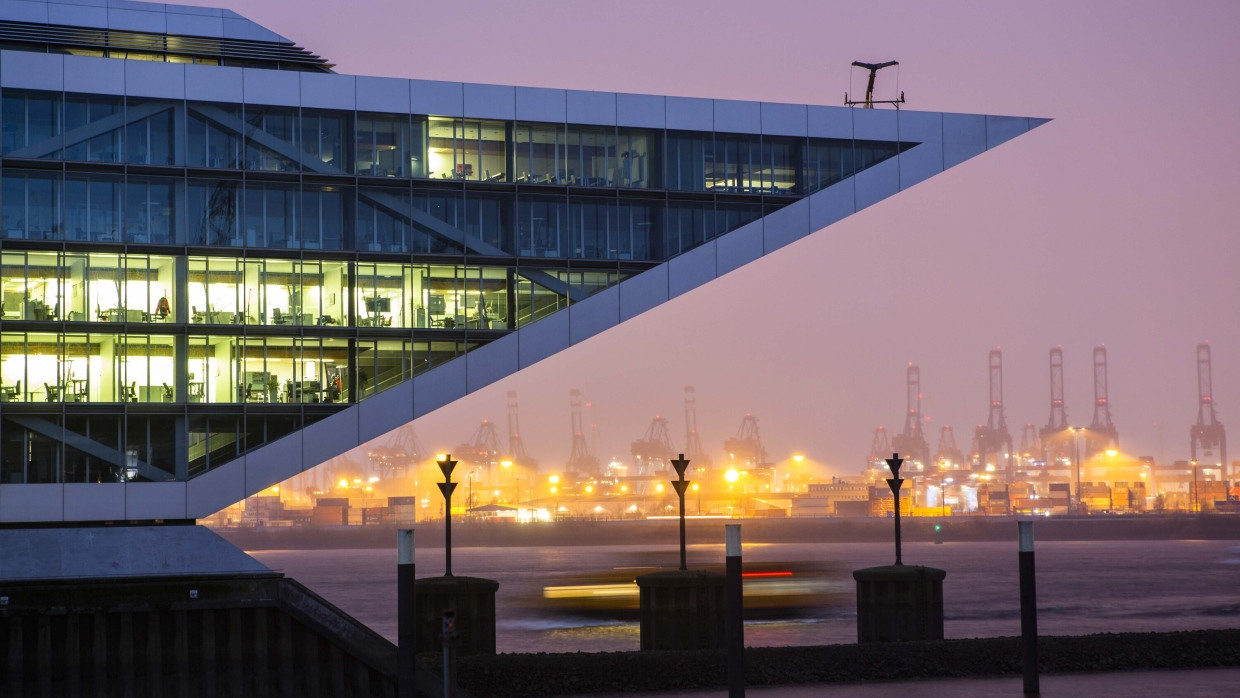 Mit voller Fahrt voraus: das Bürogebäude Dockland im Hamburger Hafen an der Elbe.