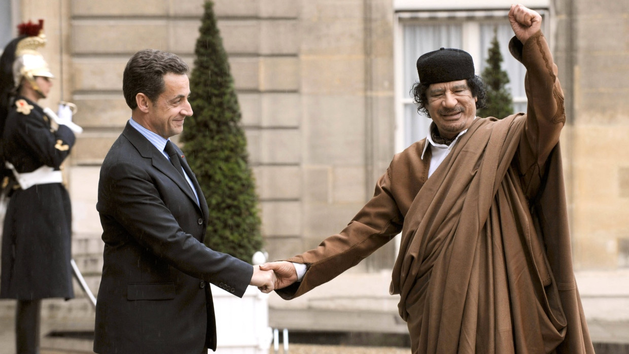 10. Dezember 2007: Der damalige Staatspräsident Nicolas Sarkozy empfängt den libyschen Staatschef Muammar Gaddafi in Paris.