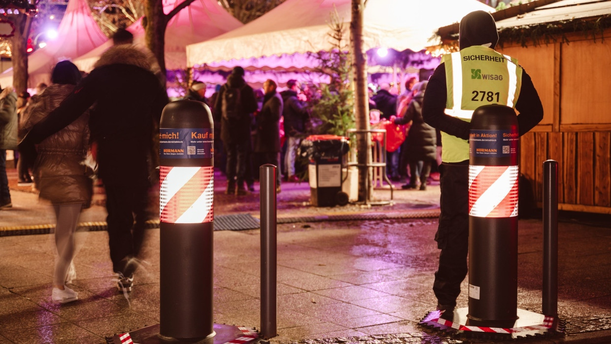 Weihnachtsmarkt als mögliches Ziel: In Frankfurt überblicken Wachmänner die Lage an den Zugängen zu den Buden.