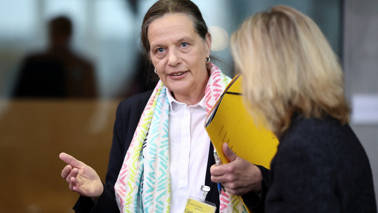 Bundeswahlleiterin Ruth Brand vor einer Ausschusssitzung im Bundestag