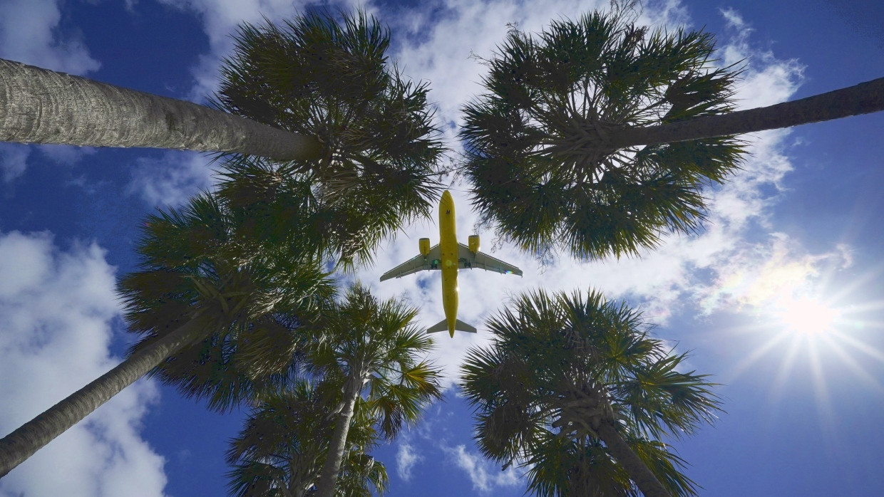 Wird der Sommer gut? Ein Flugzeug landet in Florida.