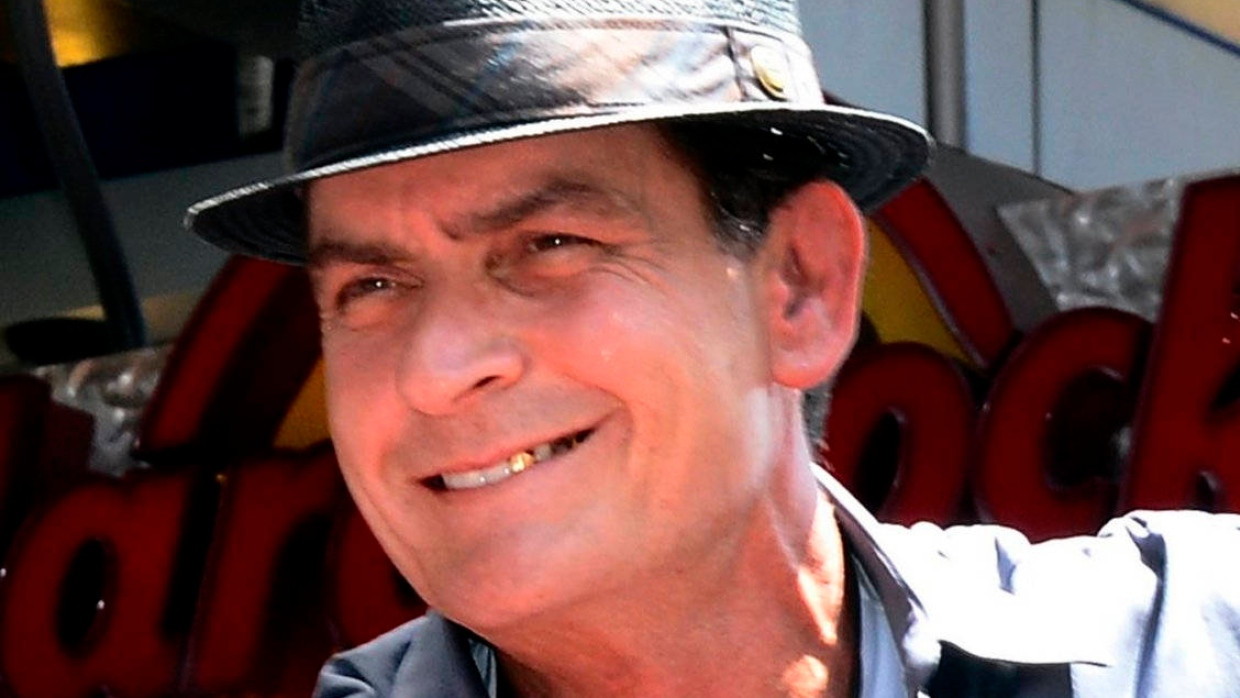 „Love is in the air“: Charlie Sheen knutscht mit Porno-Sternchen Gerogia Jones