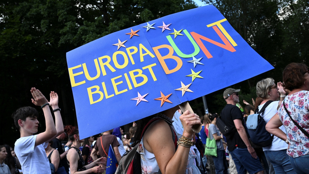 Eine Frau trägt ein Banner mit der Aufschrift „Europa bleibt bunt“ auf der Demonstration in Berlin.