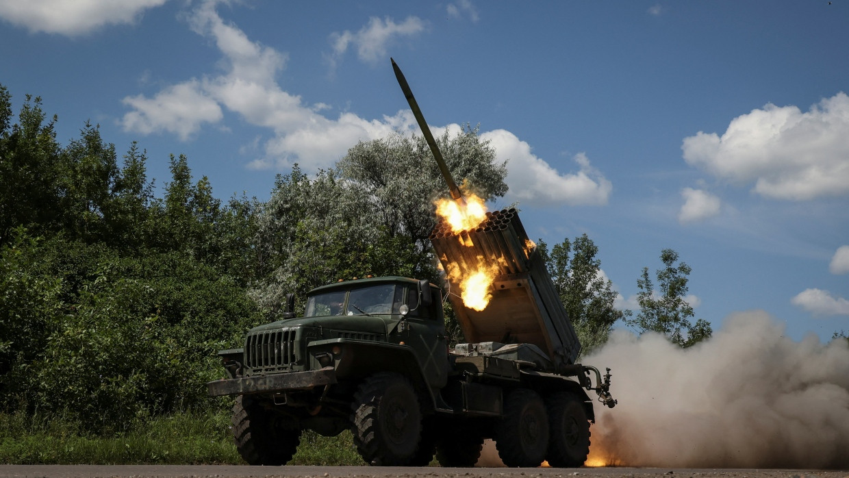 Ein Mehrfachraketenwerfer der ukrainischen Armee feuert eine Rakete auf russische Stellungen an der Frontlinie in der Region Donezk.