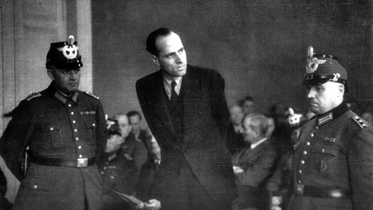 Helmuth James Graf von Moltke 1944 als Angeklagter vor dem Volksgerichtshof. Am 23. Januar 1945 wurde das gegen ihn verhängte Todesurteil vollstreckt.