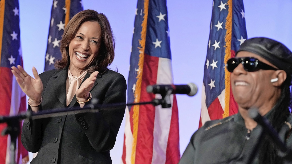 „Happy birthday, madam president“: Stevie Wonder singt der Demokratin Kamala Harris ein Geburtstagsständchen.