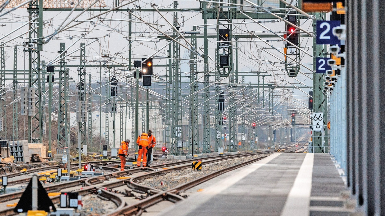 Ein engmaschiges Netzwerk: Bahnarbeiter checken die Weiche von Gleis 2 im Bahnhof Walldorf.