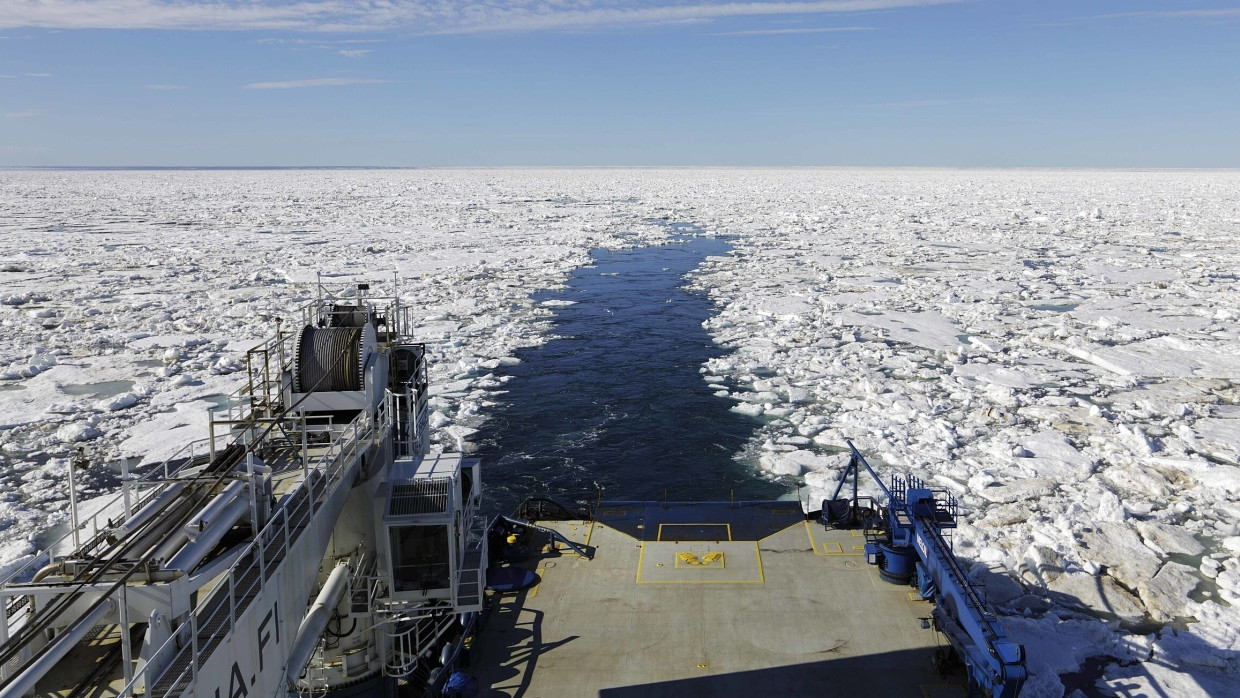 Nur wenige Wochen eisfrei: der finnische Eisbrecher MSV Nordica auf dem Weg in die Nordwestpassage