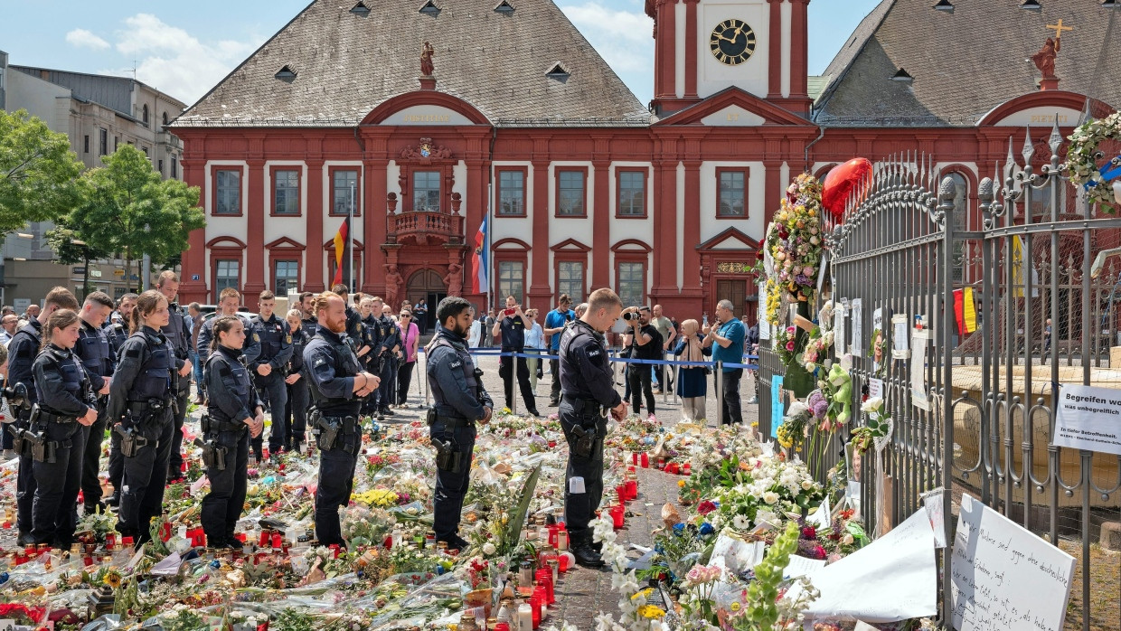 Polizeibeamte gedenken in Mannheim ihres getöteten Kollegen.