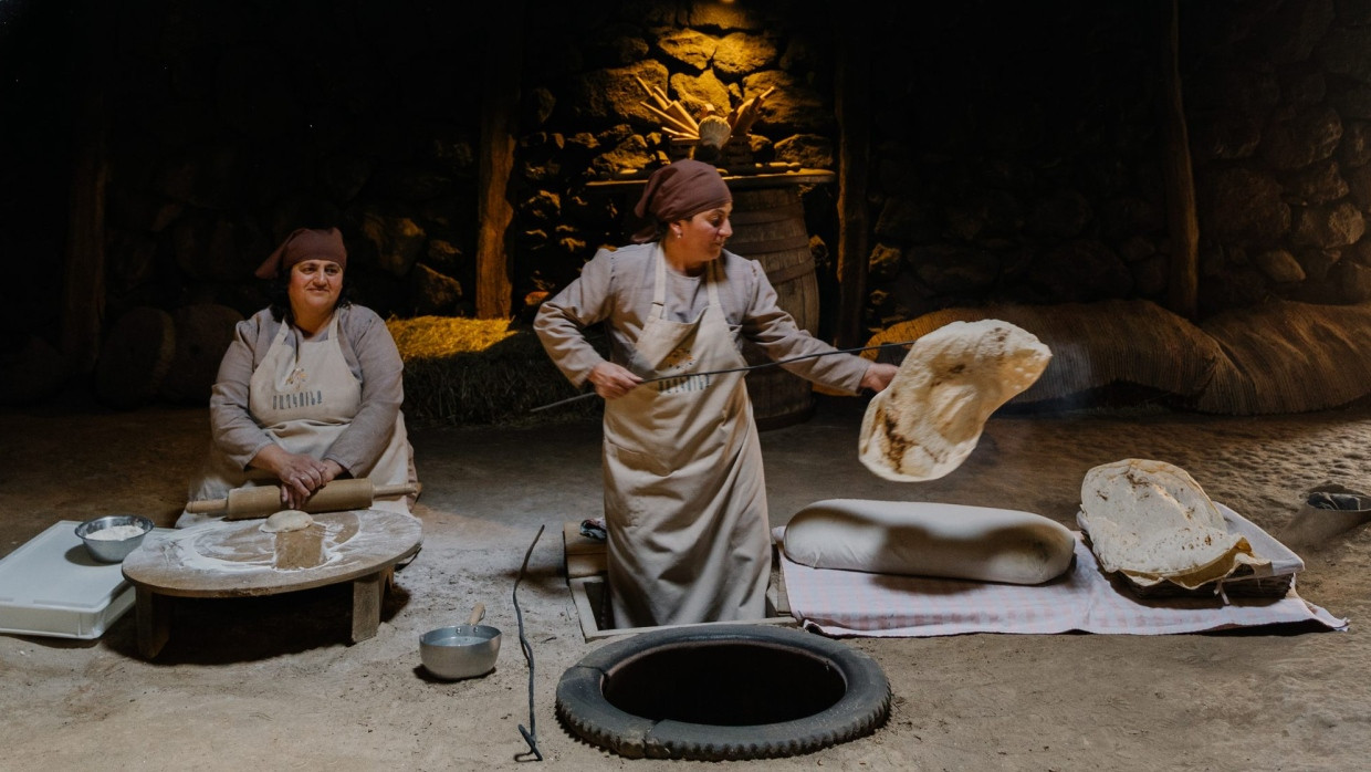 Traditionelle Lavash-Zubereitung mit Ofen im Boden