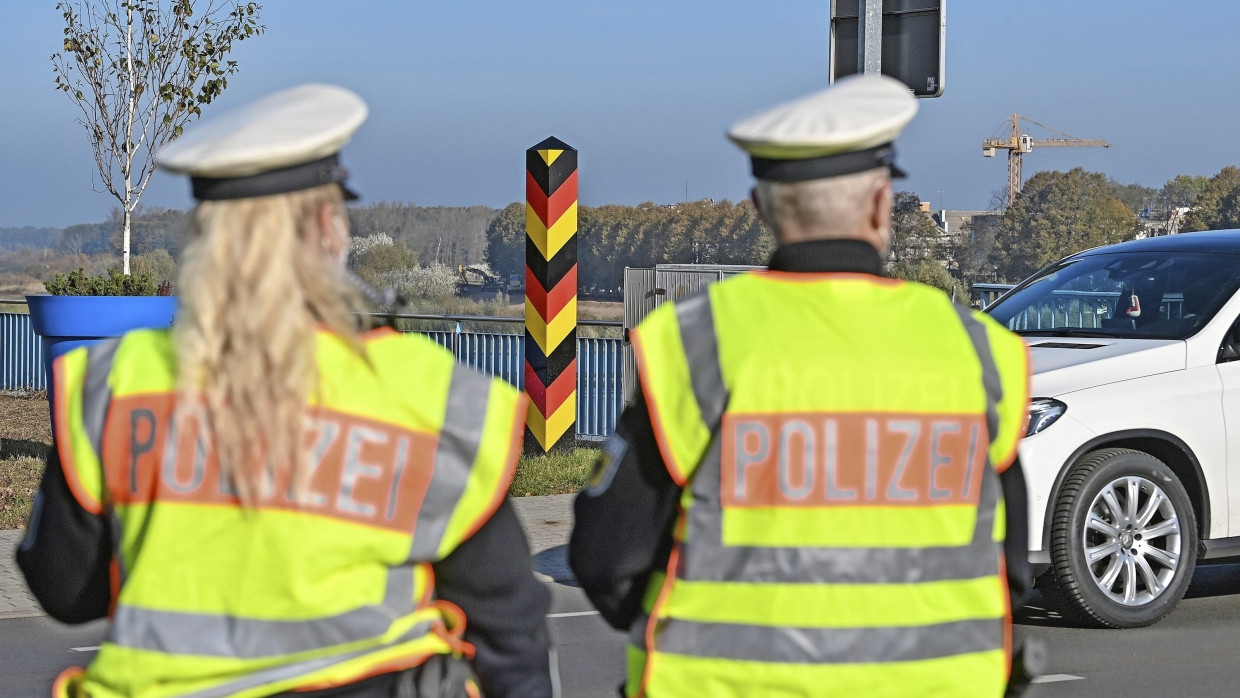 Auf der Suche nach illegal Einreisenden: Beamte der Bundespolizei am Grenzübergang Stadtbrücke in Frankfurt (Oder).