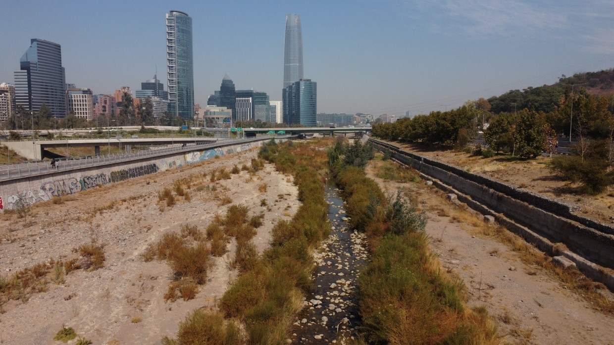 Der Mapocho Fluss, der in den Anden entspringt und durch die Hauptstadt Santiago fließt, ist im April 2022 fast ausgetrocknet.