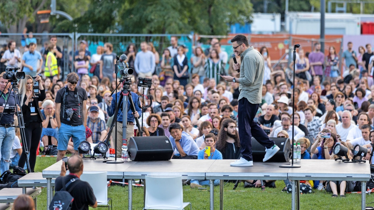 Aus der Zelle auf die Bühne: Ilja Jaschin spricht am 7. August 2024 vor Exilrussen im Berliner Mauerpark.