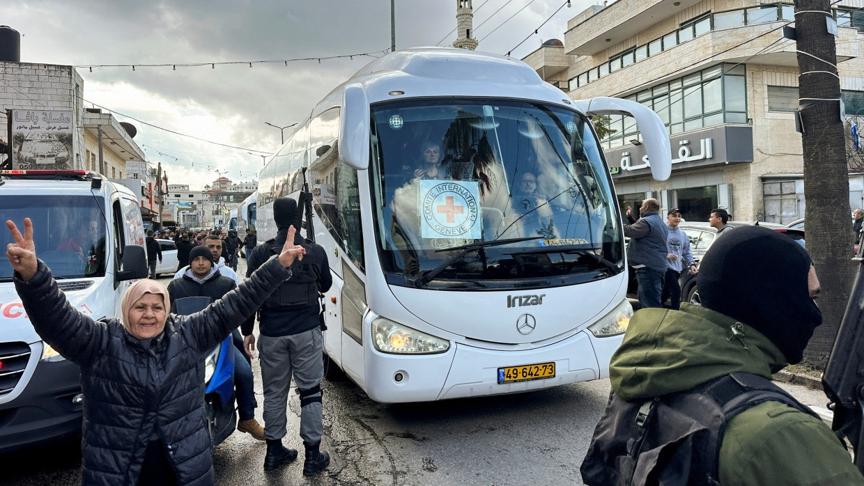 Jubel bei der Ankunft in Ramallah: In diesem Bus des IKRK befinden sich freigelassene palästinensische Gefangene.