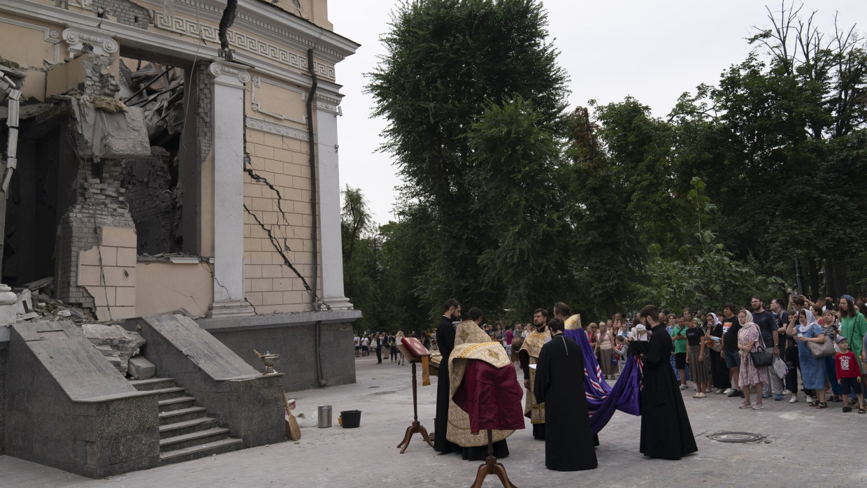 Der Zerstörung trotzen: Gläubige bei einem Gottesdienst vor der Verklärungskathedrale in Odessa