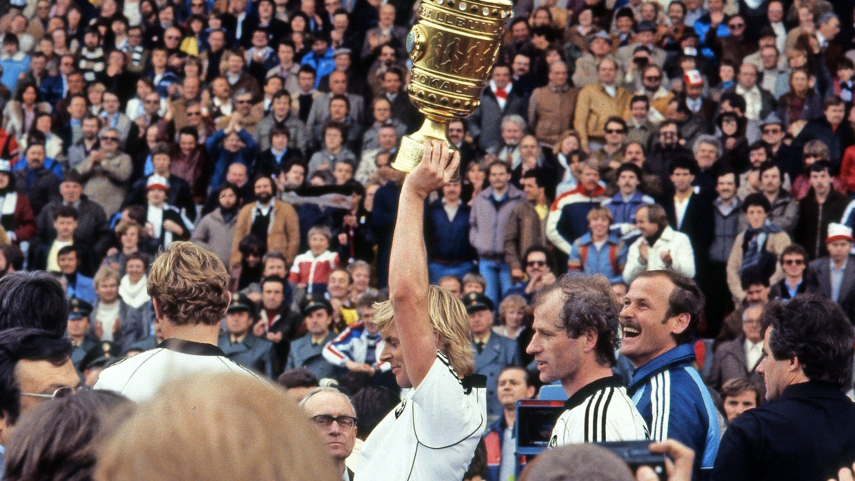 Im Moment des Erfolges: Mit Eintracht Frankfurt gewann Norbert Nachtweih 1981 den DFB-Pokal.