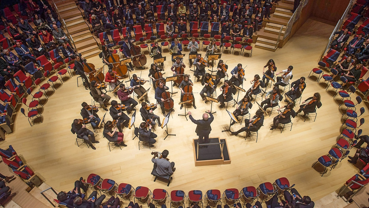 Daniel Barenboim dirigiert im Pierre Boulez Saal der Barenboim-Said-Akademie in Berlin das West-Eastern Divan Orchestra.