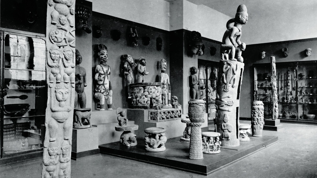 So sah man damals Afrikas Kulturen: Blick in den Kamerun-Saal des Völkerkundemuseums im Jahr 1927, im Hintergrund der Thron des Königs von Bamun