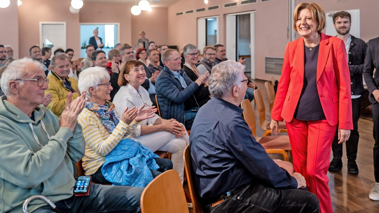 Da war sie noch ganz die Landesmutter: Dreyer wird im Mai  im Bürgerhaus Waldböckelheim beklatscht.