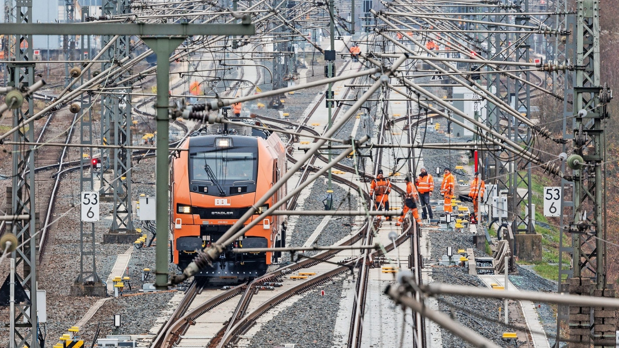 Noch haben Bauarbeiter das Sagen: Die Riedbahn in der Nähe des Bahnhofs Dornberg am Donnerstag