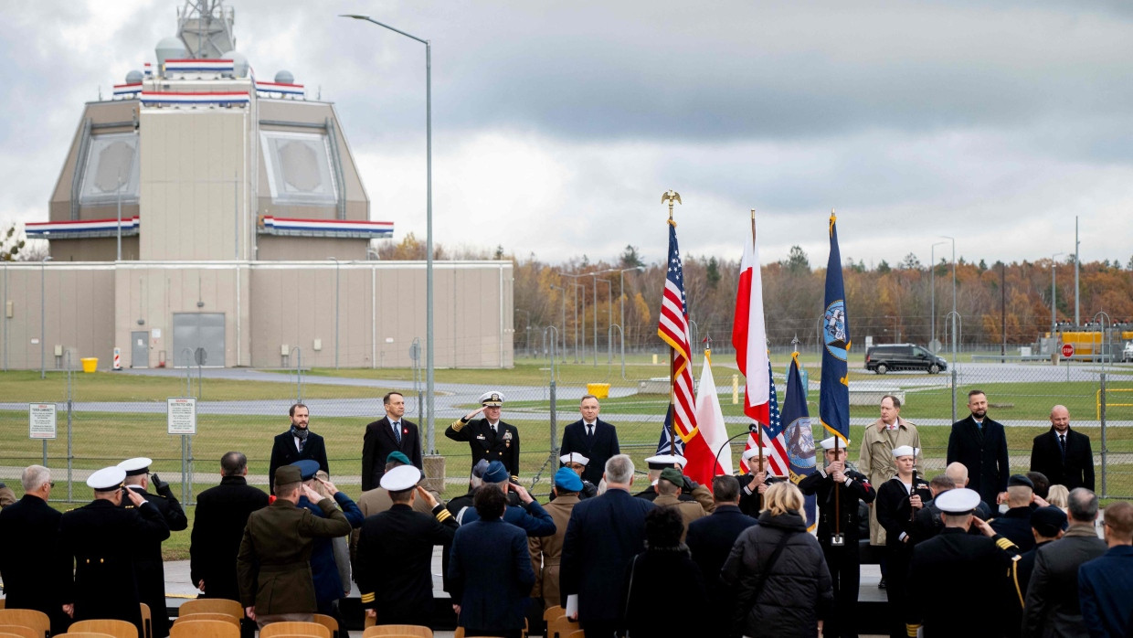 Polnische Offizielle um Präsident Andrzej Duda, amerikanische Diplomaten und Militärvertreter eröffneten am Mittwoch am neuen Stützpunkt zur Raketenabwehr in Reitz (Redzikowo).