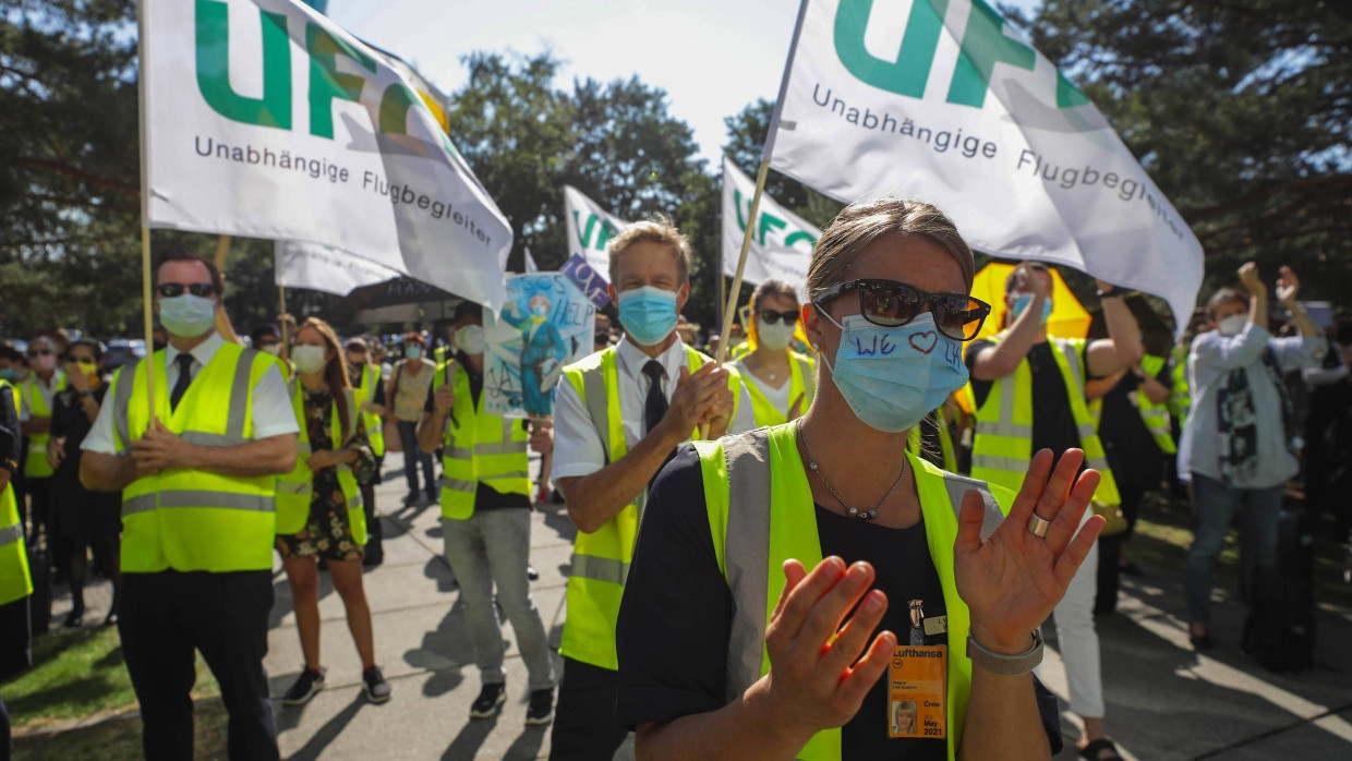 Wachsende Unruhe in der Belegschaft: Bodenpersonal und Flugbegleiter der Lufthansa demonstrieren im Juni auf der Heimatbasis in Frankfurt.