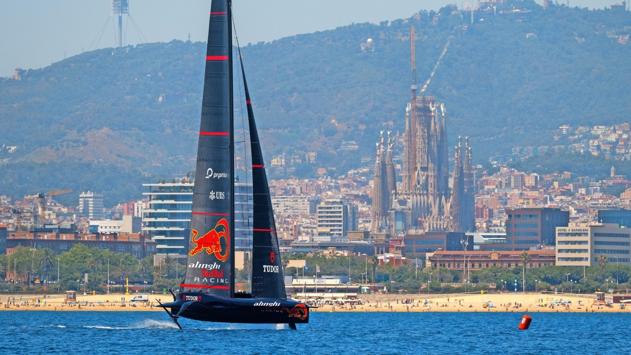 Blick auf Barcelona: Trainingsfahrt der Alinghi Red Bull Racing Mannschaft vor der Sagrada Familia