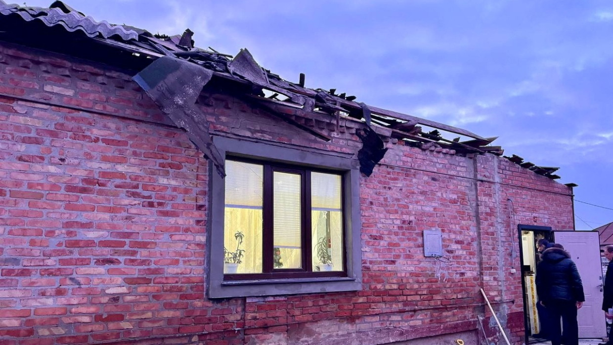 Ein nach russischen Angaben durch ukrainische Angriffe beschädigtes Haus in Urazovo in der Region Belgorod.