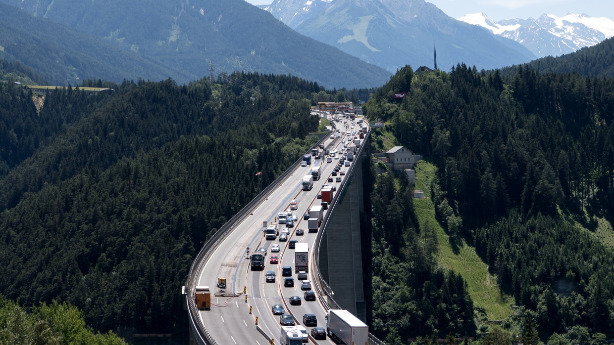 Autos und Lastwagen fahren zwischen Patsch und Schönberg am Brenner über die Europabrücke.