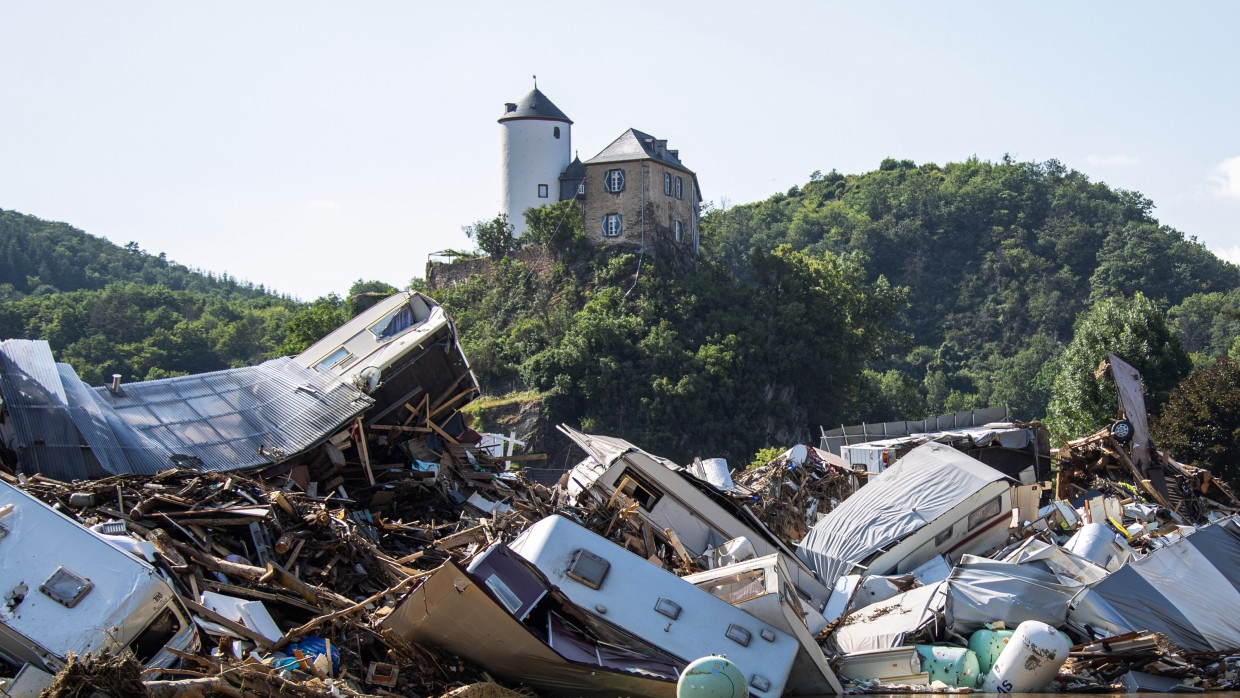 Blick Mitte Juli 2021 auf Wohnwägen die sich in Altenahr durch die Hochwasserkatastrophe an einer Brücke stapeln.