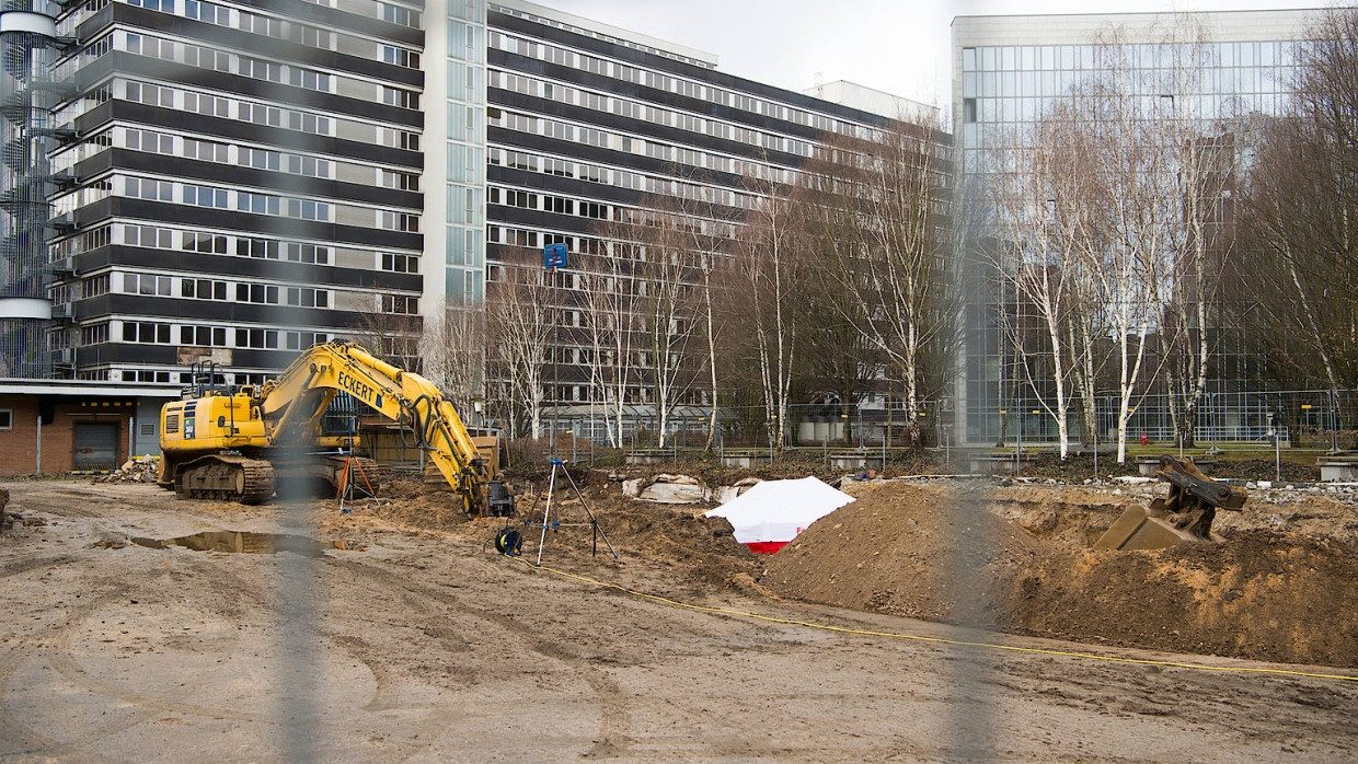 Ein Zelt der Feuerwehr verdeckt die Fundstelle einer Fliegerbombe: Die Räumung des Areals nahe der Saonestraße wird vor allem dadurch erschwert, dass die Corona-Regeln eingehalten werden müssen.