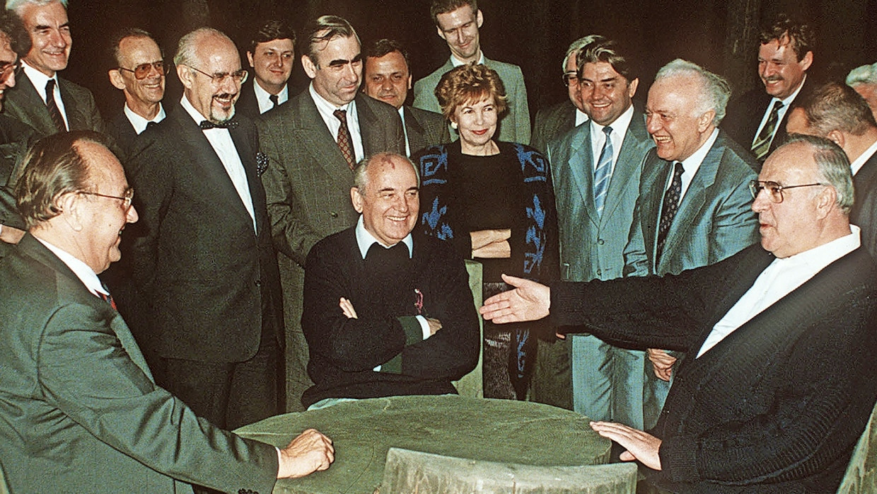 Zwei-plus-eins-Gespräch: Hans-Dietrich Genscher, Michail Gorbatschow und Helmut Kohl am 15. Juli 1990 im Garten von Gorbatschows Gästehaus in Archiz 