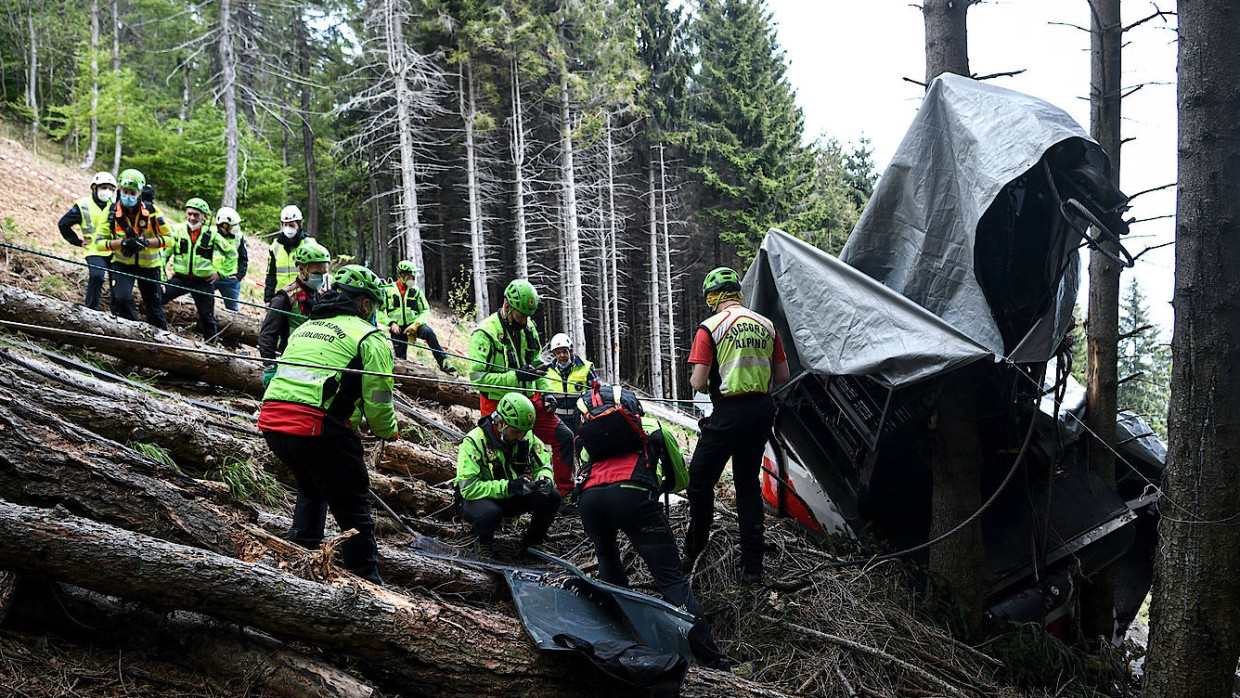 Rettungskräfte bergen die abgestürzte Gondel an der Unfallstelle.