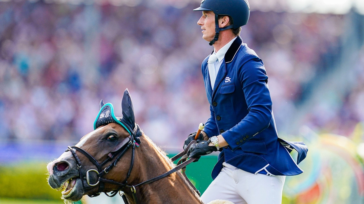 Der deutsche Springreiter Daniel Deußer auf dem Pferd Scuderia reitet beim Großen Preis.