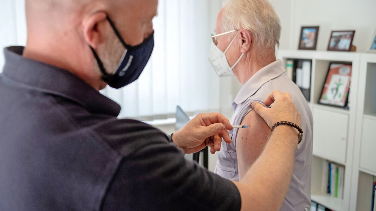 Stefan Monkowski impft einen Patienten.