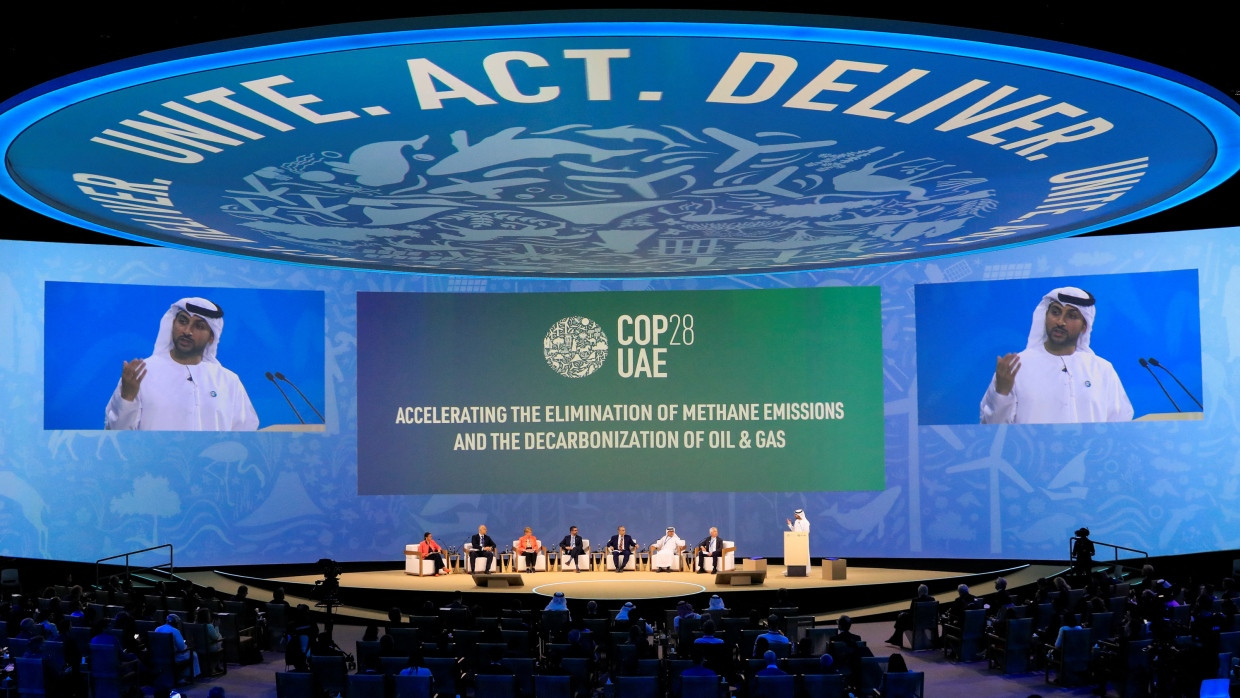 Verhandlungen noch ohne Aussicht auf Einigung: Ein Podium auf der COP in Dubai.