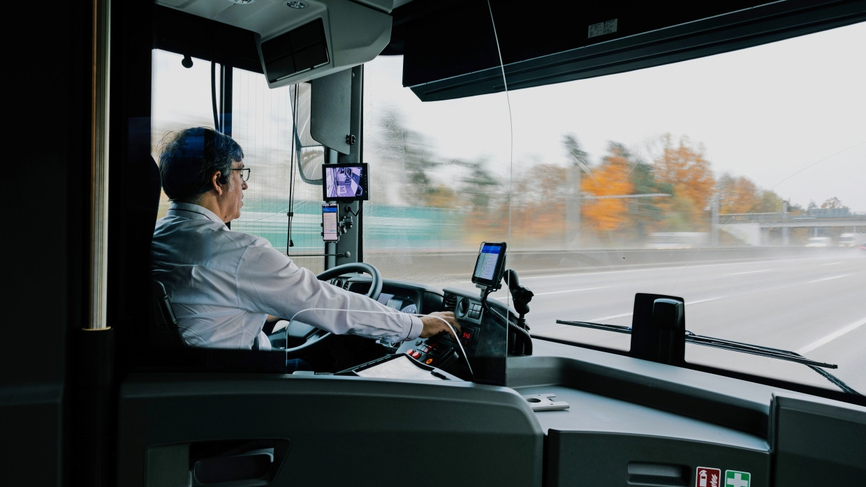 Carlos Canchales lenkt den Bus von Frankfurt nach Mannheim.