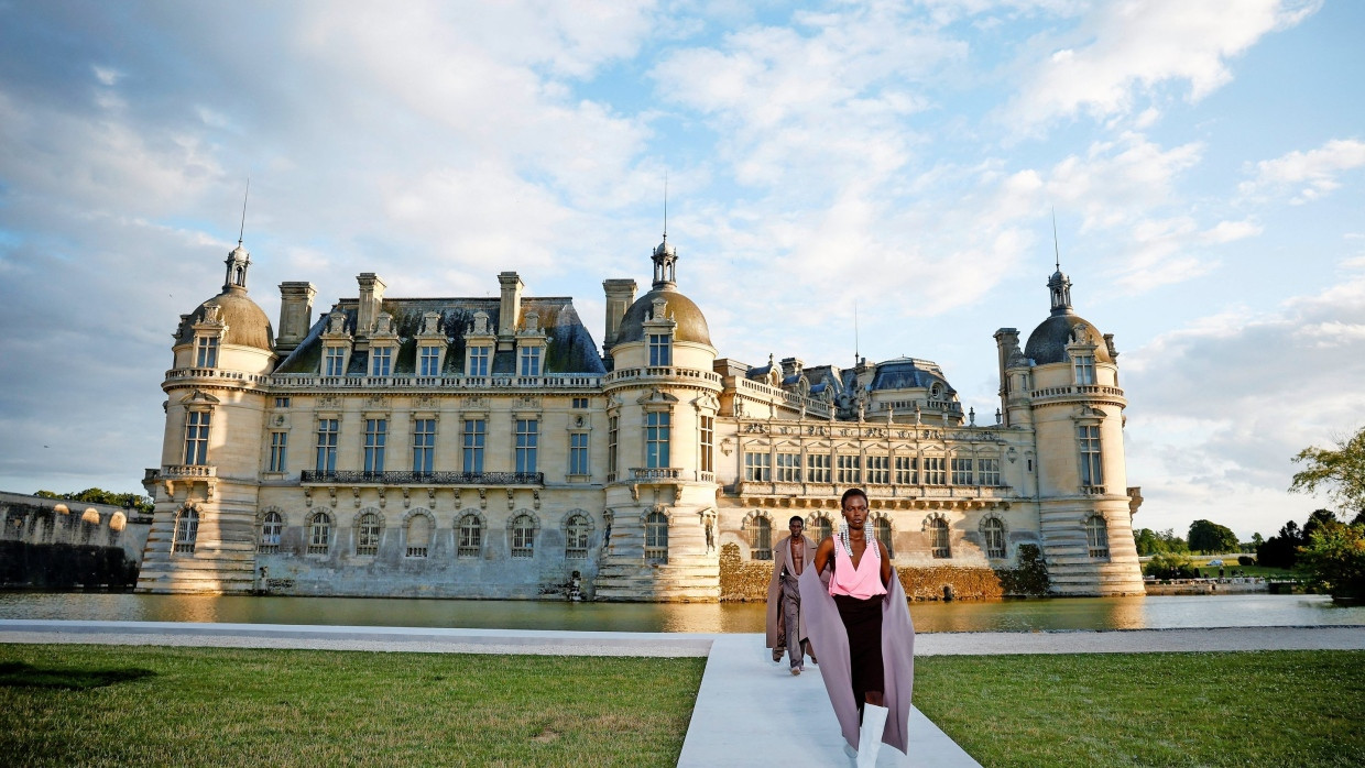 Als wäre nichts gewesen: Die Marke Valentino präsentiert ihre Couture-Kollektion am Mittwochabend am Château de Chantilly bei Paris.