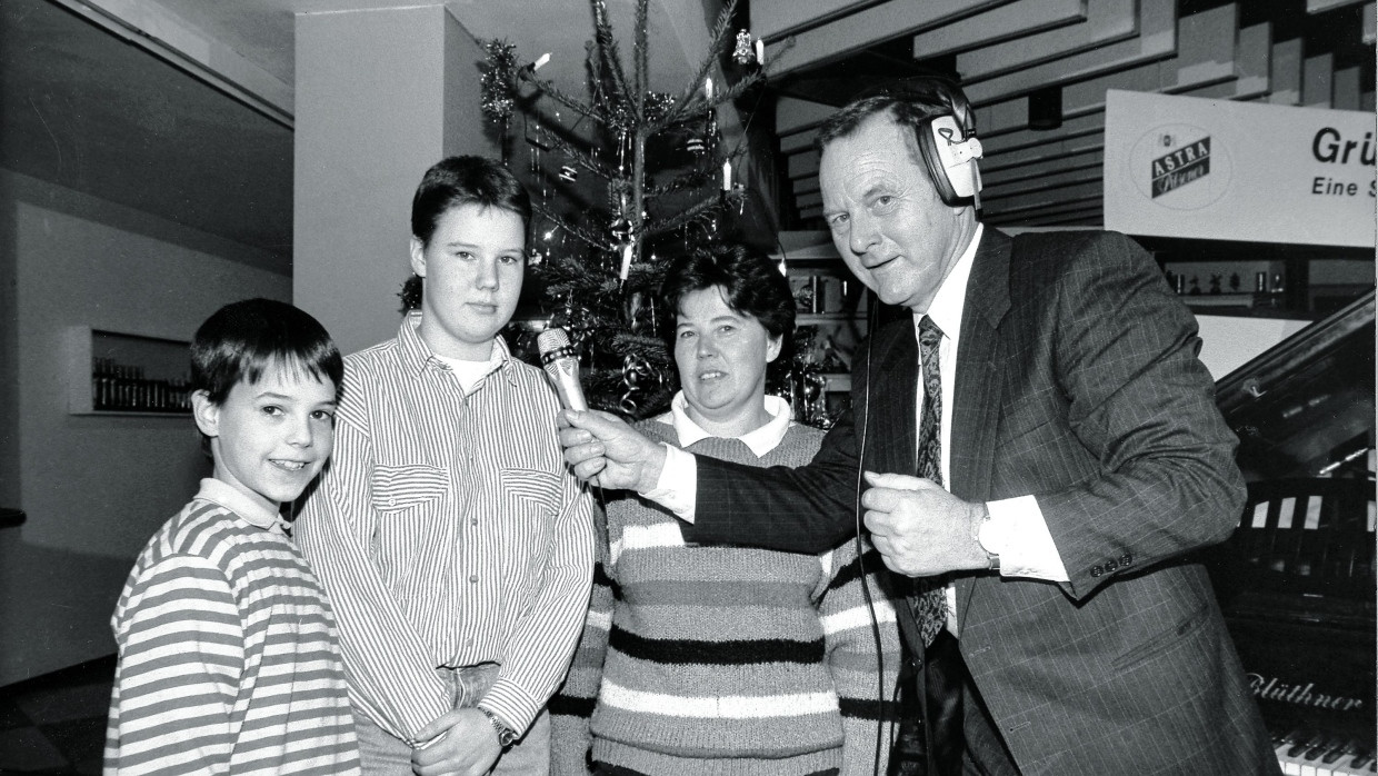 Er prägte „Gruß an Bord“ 35 Jahre lang als Reporter und Moderator: Herbert Fricke im Dezember 1989 mit Gästen der Radiosendung