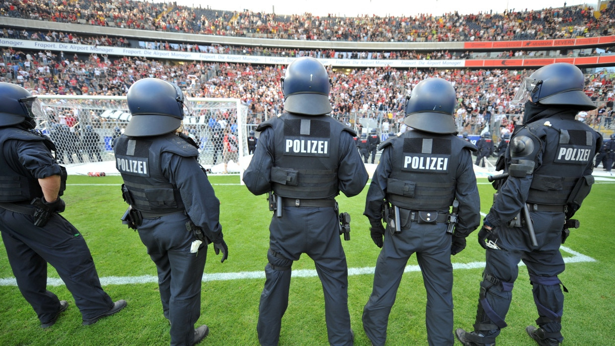 Von wegen Spiel: In den Bundesliga-Stadien sind stets auch zahlreiche Polizisten im Einsatz, weil nicht alle Fans nur wegen des Fußballs da sind.