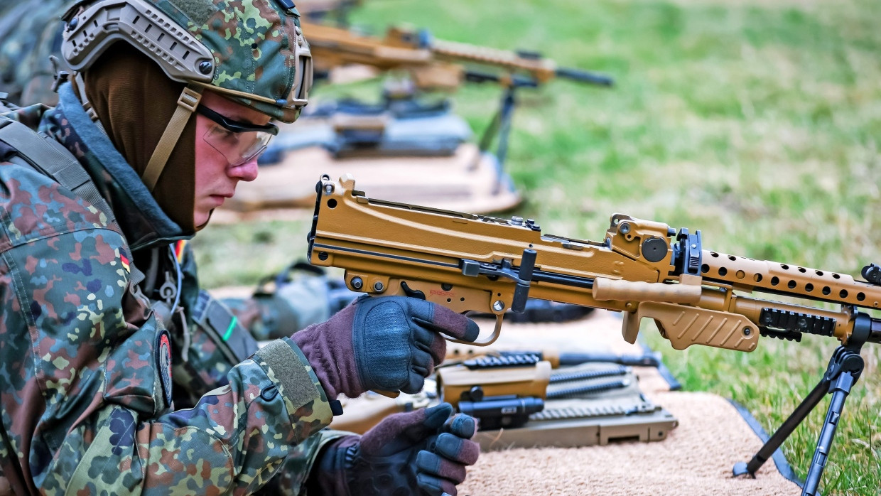 Soldaten trainieren mit dem Gewehr MG5 von Heckler & Koch.