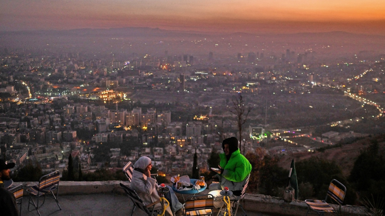 Hoffnungsschimmer: Ein Paar sitzt Ende Dezember auf einer Terrasse mit Blick auf Damaskus.