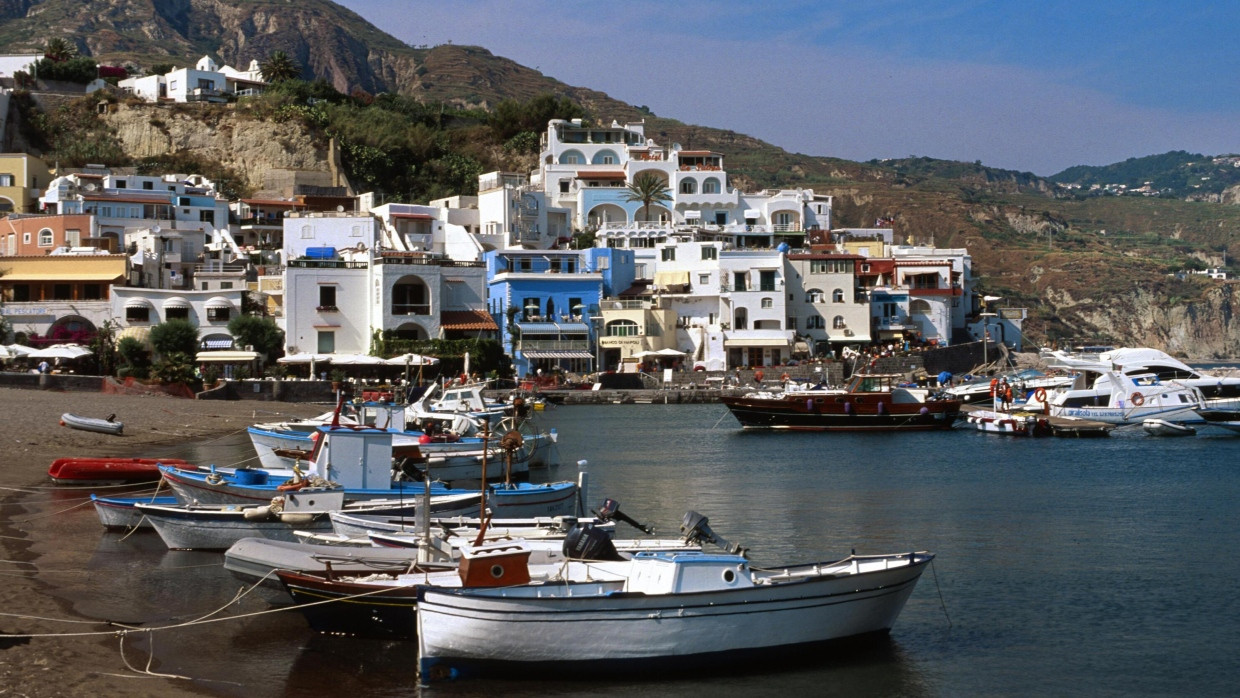 Häuser stehen am Hafen von Sant’Angelo: Das Liebesleben des Priesters ist derzeit das Thema auf Ischia.