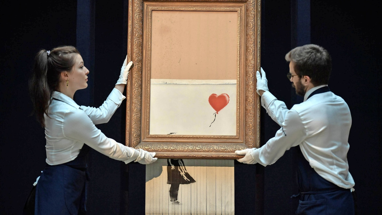 Das Gemälde „Girl with balloon“ von Banksy schnitt ein eingebauter Schredder während einer Auktion in Streifen. Nun will Sotheby’s das Bild für 6 Millionen Pfund versteigern.