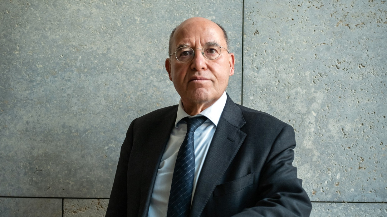 Gregor Gysi im November 2023 in seinem Berliner Abgeordnetenbüro