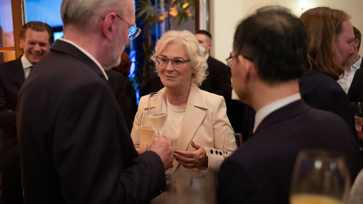 Bundesverteidigungsministerin Christine Lambrecht (SPD) im Gespräch mit F.A.Z.-Herausgeber Berthold Kohler (links)